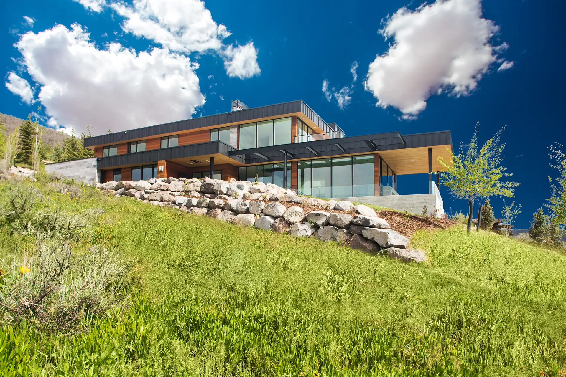 Contemporary mountain architecture with seamless indoor-outdoor flow